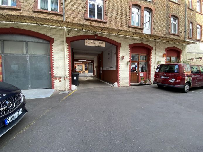 Wohn- und Geschäftshaus - Anlageobjekt mit signifikantem Potential – Nachbar hinter dem Objekt