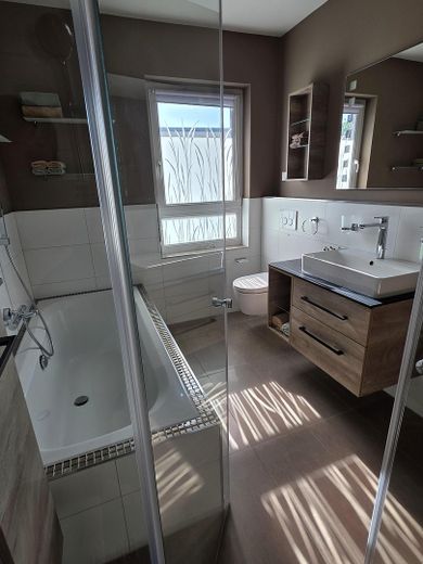 Provisionsfrei: Moderne DHH mit PV-Anlage, Energieeffizienzklasse B, nahe Öjendorfer See – Bad