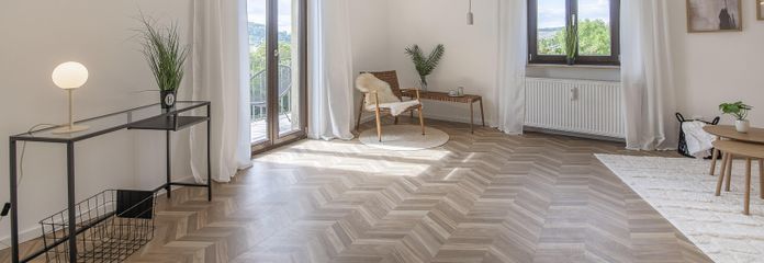Wohnzimmer mit Balkonzugang