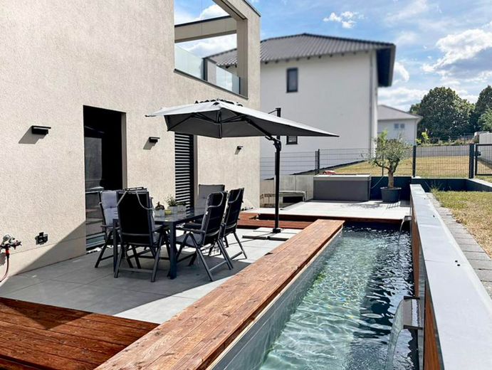 Terrasse mit Wasserspiel
