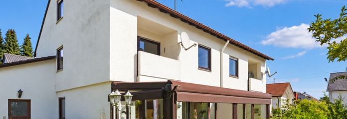 Ampia e tranquilla porzione di casa bifamiliare con studio, veranda e idilliaco paradiso verde