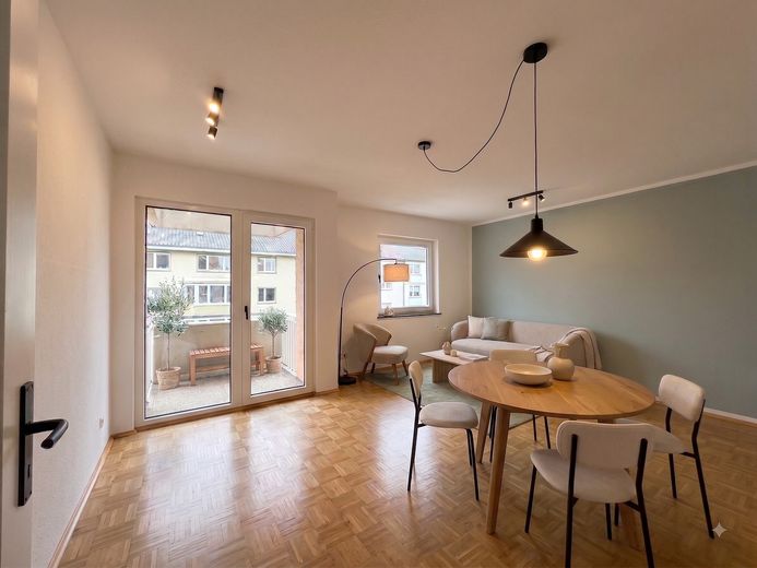 Komisyonsuz: Mainz Neustadt'ta balkonlu şık 3 odalı daire – Wohnzimmer
