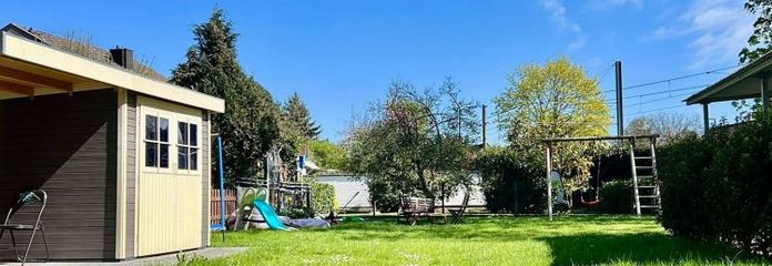 Bonn-Küdinghoven: Lichtdurchflutete Neubau-Oase auf eigener Etage mit privatem Garten