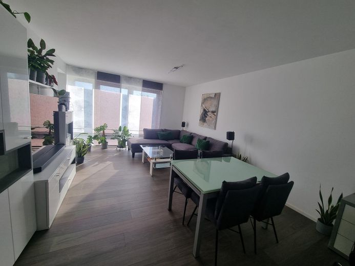 Helle 2 Zimmer Wohnung in der Südstadt nah am Maschsee - Tiefgarage, Aufzug, Balkon, Einbauküche – Wohnzimmer