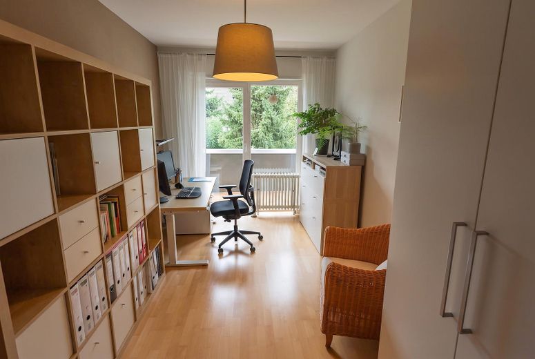 Großzügige Doppelhaushälfte mit Wohlfühlgarten in ruhiger Lage - provisionsfrei von privat – Büro/Kind I OG
