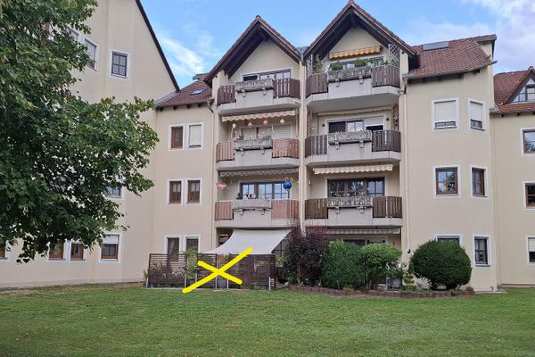 Charmant appartement de 3 pièces en rez-de-chaussée avec terrasse, balcon et garage à Roth