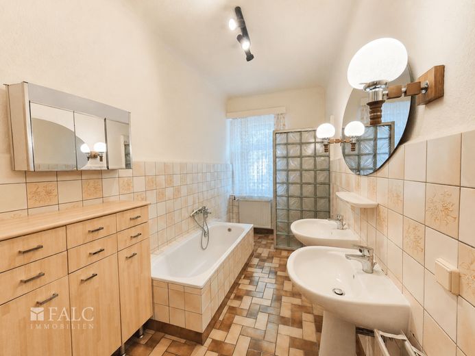 Großzügiges Anwesen mit historischem Wohnhaus und viel Potenzial - FALC Immobilien – Badezimmer