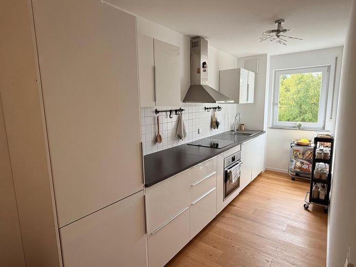 Provisionsfrei: Lichtdurchflutete 4-Zi.-Wohnung, moderner EBK & Loggia nahe U-Bahn / Panzerwiese – Küche