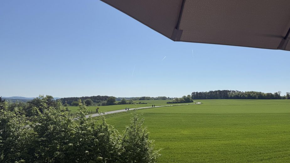 Balkonlu, asansörlü, manzaralı ve üst düzey donanımlı modern 3 odalı daire – Blick von Balkon
