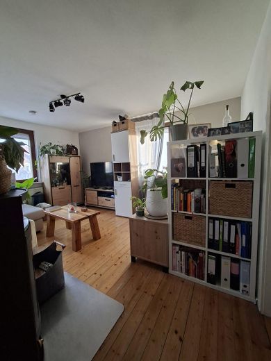 Partially renovated 6-room semi-detached house – Wohnzimmer Wohnung UG