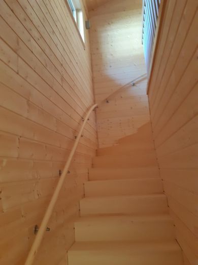 SENZA PROVVIGIONE: Moderna casa in legno "a basso consumo energetico A+" su terreno in enfiteusi nella splendida regione del Chiemgau – Treppenhaus-1