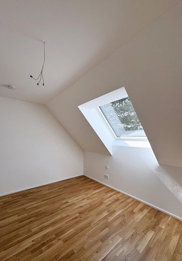First occupancy after complete renovation: Cozy 3-room attic apartment in Munich-Trudering - Unit 7 – Schlafzimmer