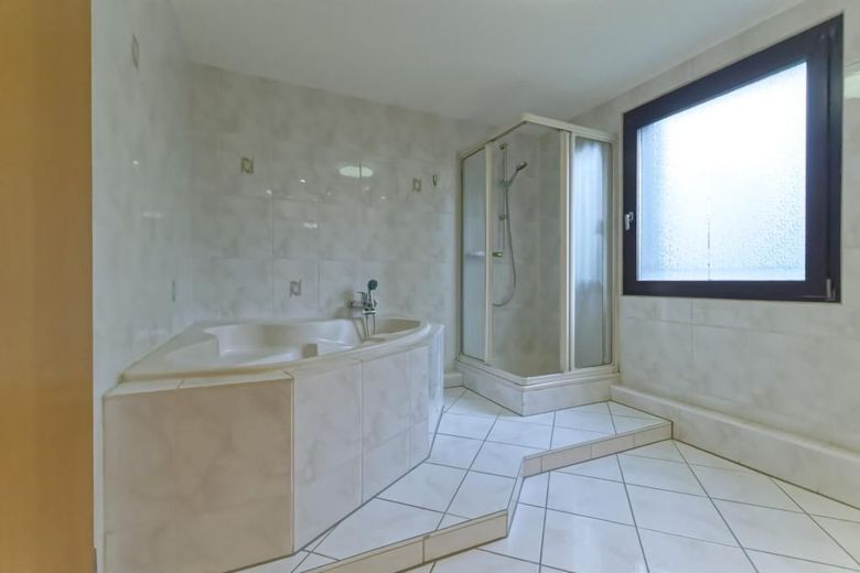 SENZA PROVVIGIONE: Luminoso appartamento di 4 locali a OB-Sterkrade -Eccellenti condizioni energetiche! – Bad mit Wanne und Dusche