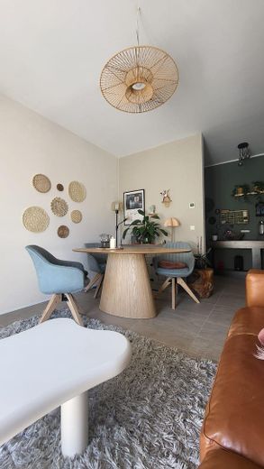 Lichtrijk 4-kamerappartement met groot balkon in de villawijk – Foto 2