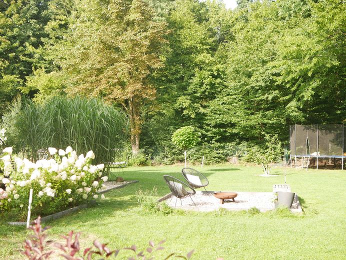 Garten mit Feuerstelle