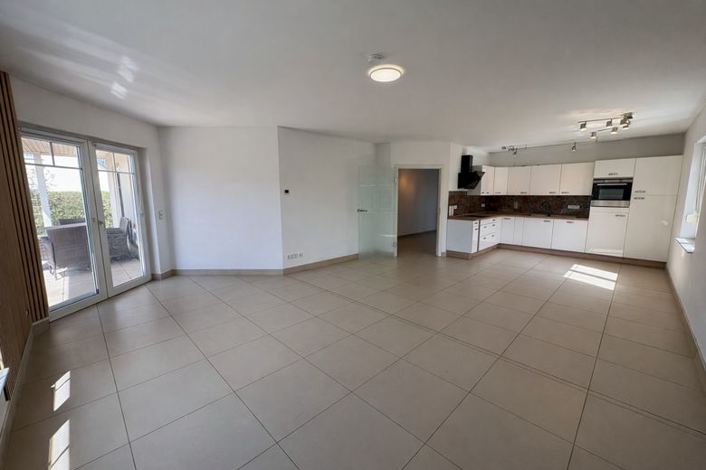 Tek katta yaşam – geniş güneybatı arsaya sahip modern bungalov – Wohnzimmer mit offener Küche