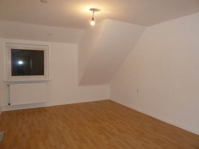 Lichtdurchflutete charmante 3 Zi-DG-Whg. renoviert-in bester grüner Lage - – Schlafzimmer