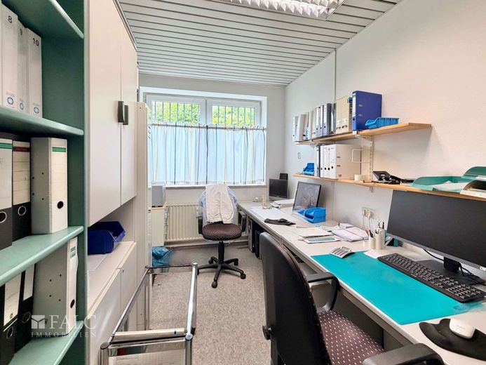 Vielseitig nutzbare Gewerbefläche in Wermelskirchen! Ideal als Praxis oder Büro! – Büro