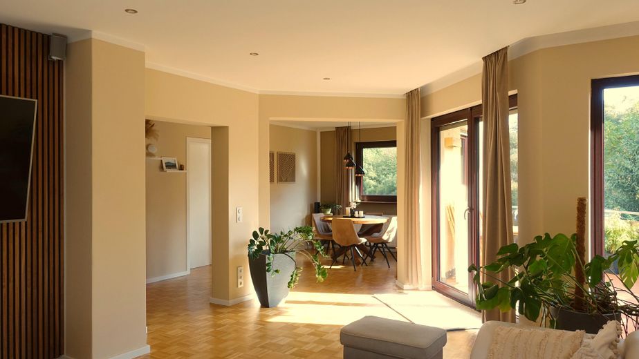 Provisionsfrei: Feldrand-Idylle trifft Smart Home – Vollklima, PV & sehr niedrige Energiekosten – Wohn- und Esszimmer EG