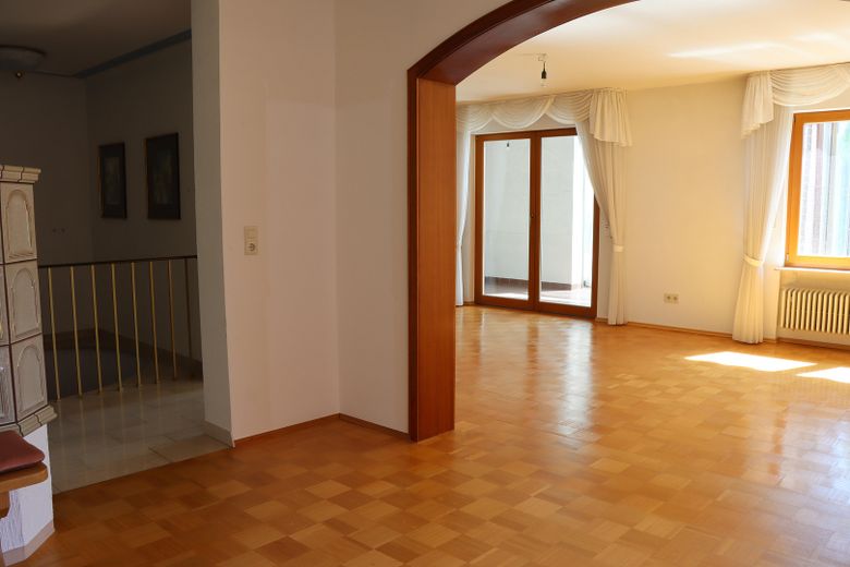 Idealny na czas emerytury: parterowy, wolnostojący dom jednorodzinny o powierzchni 100+90m² na działce o powierzchni 387 m² (kupno) – EG: Blick aus Ess- in Wohnzimm