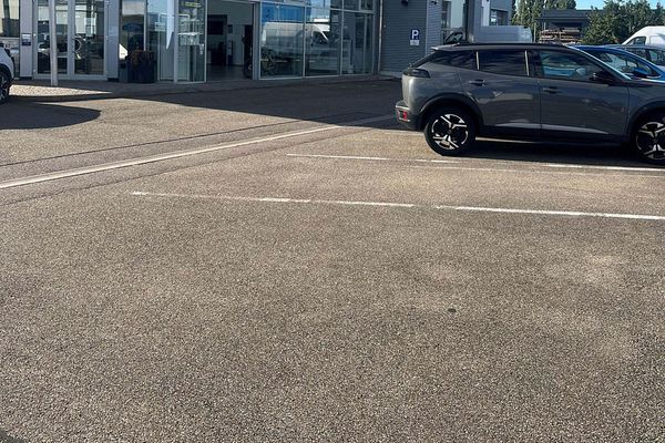Centralny warsztat wraz z podnośnikami, powierzchnią magazynową oraz nowoczesną i umeblowaną strefą przyjęć/ 670 m²