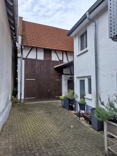 Na sprzedaż uroczy dom jednorodzinny ze stodołą i pomieszczeniami gospodarczymi w sercu 61239 Ober-Mörlen – Photo 2
