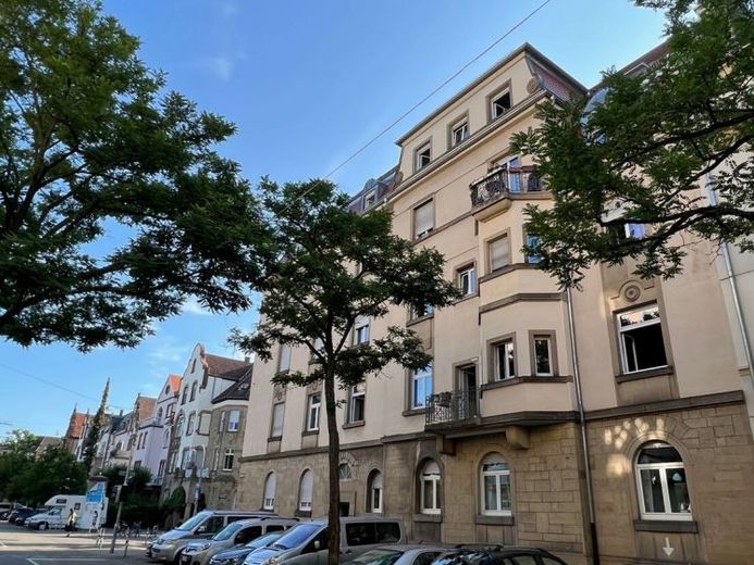 Altbauflair trifft Zukunft – großzügige 4-Zimmer-Eigentumswohnung in der Karlsruher Südweststadt – Foto 1