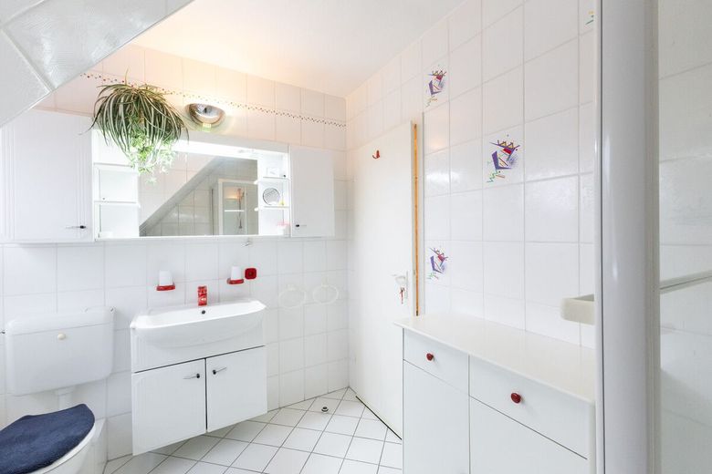 2-Zimmer-Idylle mit Balkon - nur 2 km zum Strandtraum! – Duschbad