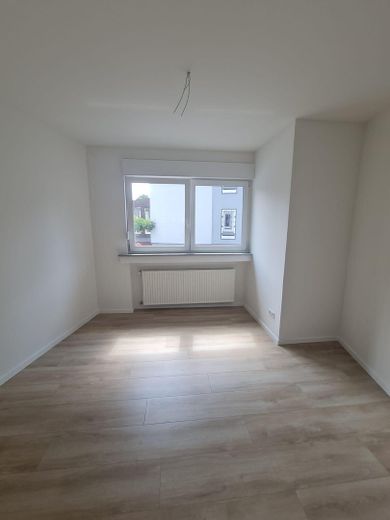 ERSTBEZUG NACH SANIERUNG – MODERNE 2-ZIMMER-WOHNUNG MIT GROSSER TERRASSE UND EINBAUKÜCHE – Schlafzimmer