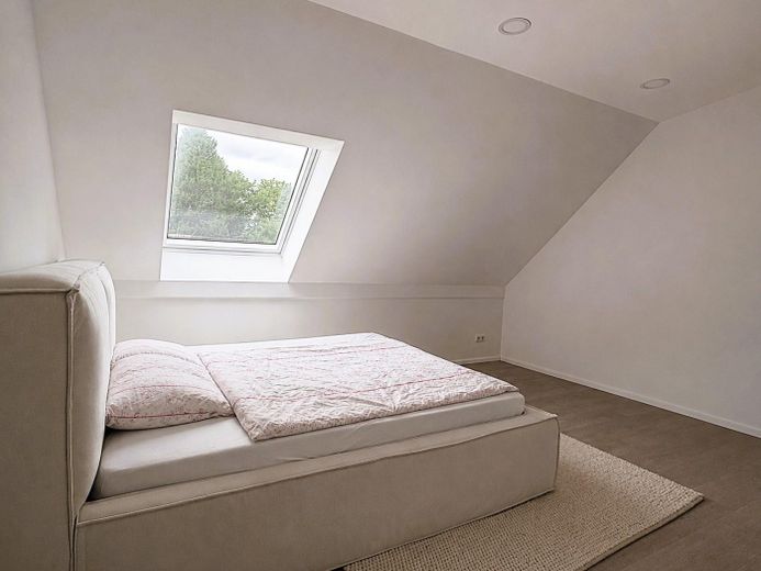 Moderne 4-Zimmer-Dachgeschosswohnung mit Loggia, TG-Stellplatz & Wallbox – Energieklasse A+ – Zimmer 3 (Schlfzimmer)