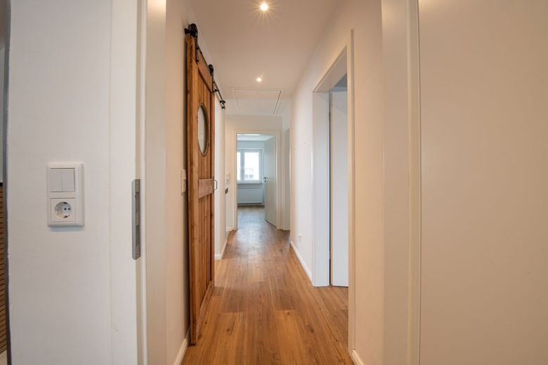 1-Fam. Haus in Harrislee inkl. tollem Grundriss, EBK &amp; Fernwärme – DG Flur 1