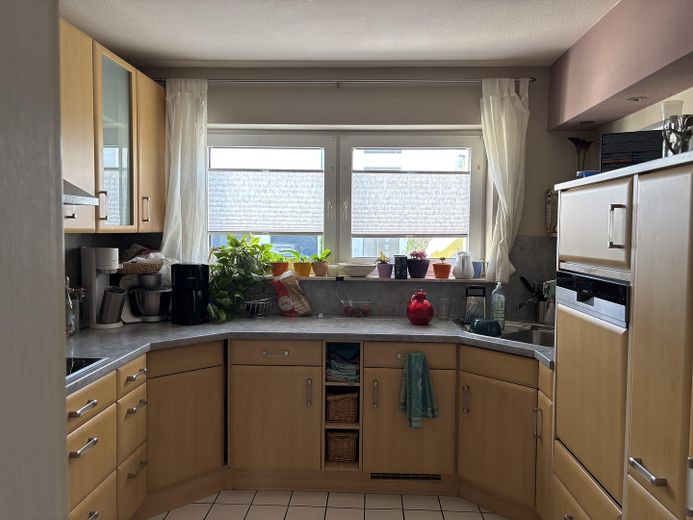 Ruhig wohnen in Feldrandlage: Doppelhaushälfte 5 Zi, 140 qm, Garage – Einbauküche