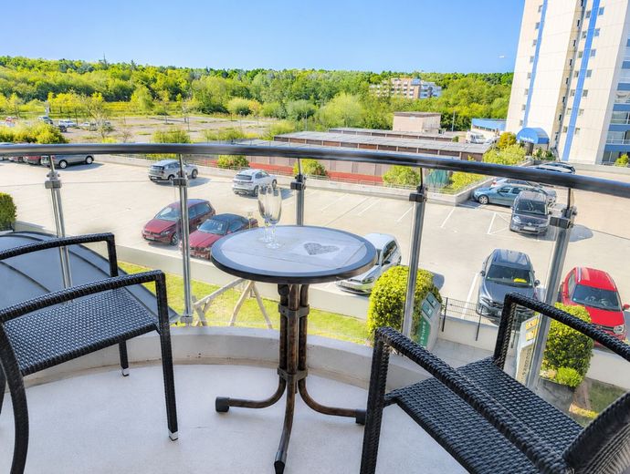 Nur wenige Schritte zum Sandstrand - direkt am 
Wernerwald und ideal für die Ferienvermietung – Balkon