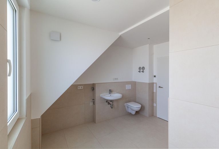 PROVISIONSFREI – Traumhafte Galerie-Wohnung im Erstbezug am Dorfplatz von Augsburg-Inningen – Badezimmer