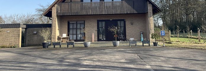 Exklusives Wohnen mit Garten, Neubezug n.Renovierung mit 2 großzügigen Balkonen – Hausansicht OG Woh.Südbalkon