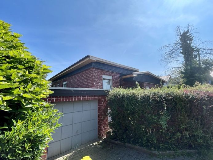 Fröndenberg-Frömern: Freistehender Bungalow mit Garage in familienfreundlicher Lage! – Frontansicht und Garage