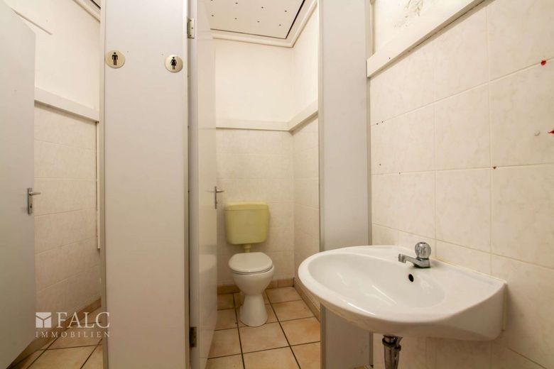 Historisches Ensemble in Waldbreitbach! – Damen Toiletten