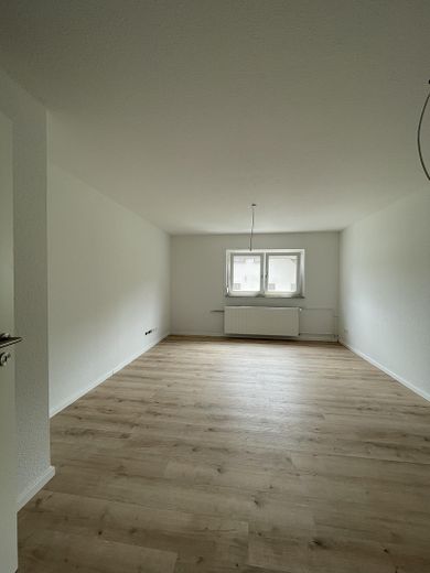 Erstbezug nach Sanierung: Helle 3-Zi.-DG-Wohnung mit Blick auf Burg & Stadt – Wohnzimmer