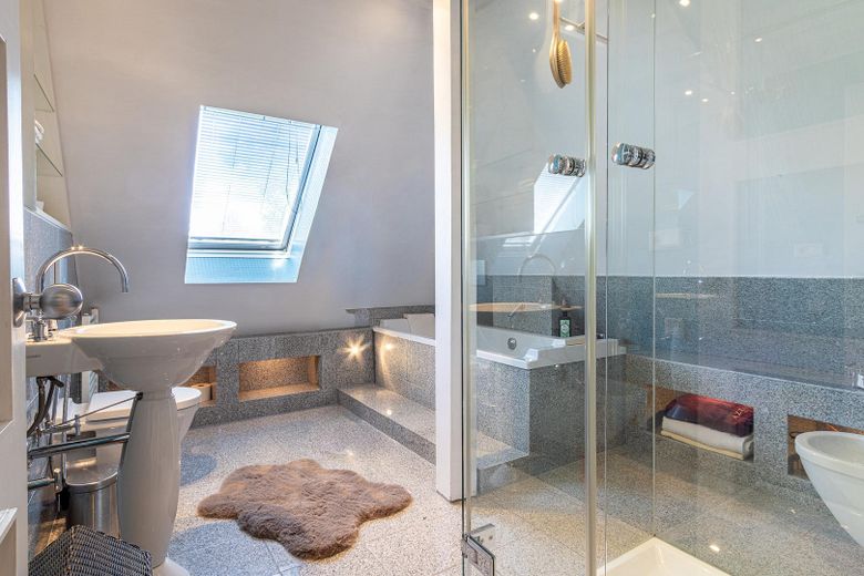 Hochwertiges Einfamilienhaus, 228 Wohnfl., 3 Etg., 5 Schlz., Terrasse, 2 Balkone, 3 Bäder & Sauna – फोटो 23