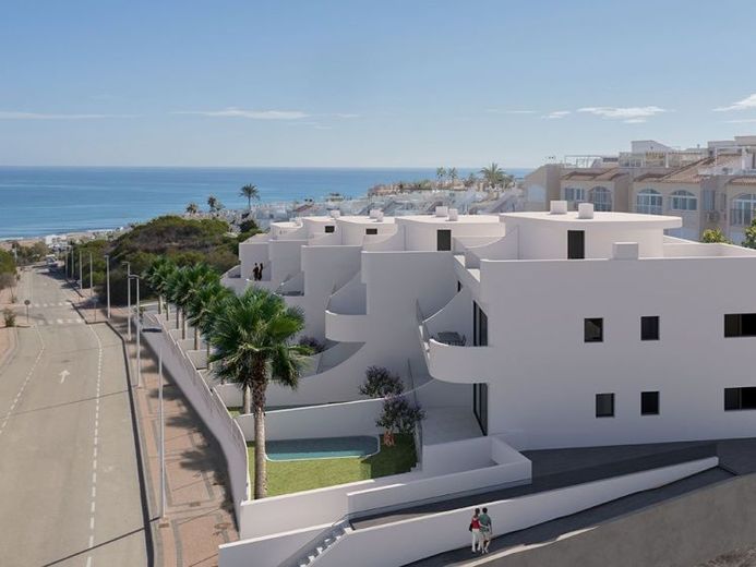 Appartamenti ai piani superiori con 2 camere da letto, 2 bagni, aria condizionata, posto auto in garage sotterraneo, vista mare e piscina condominiale a soli 300 m dalla spiaggia – Foto 1