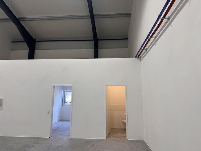 Moderne Warmhalle 1x114m2/NE5, 1x114m2+22m2 Büro/NE6 – Foto 10