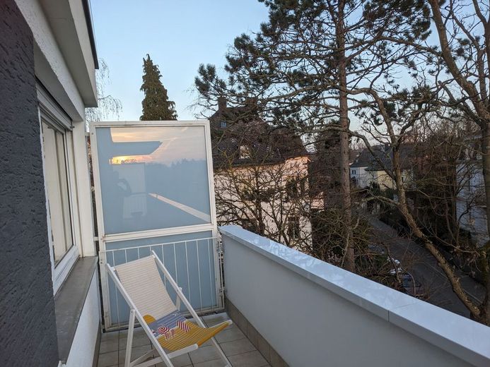 Gut geschnittene, helle 4-Zi. Wohnung im Penthouse-Stil in bester Lage – Balkon Richtung Osten
