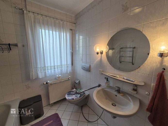 Möblierte 4-Raum-Wohnung min. für 12 Monate mit Garten - FALC Immobilien – Bad
