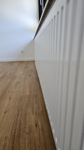 Neuwertiges Reihenmittelhaus mit PV-Anlage, Fußbodenheizung, neuem Dach, eigenem Garten & Garage – Zimmer 1
