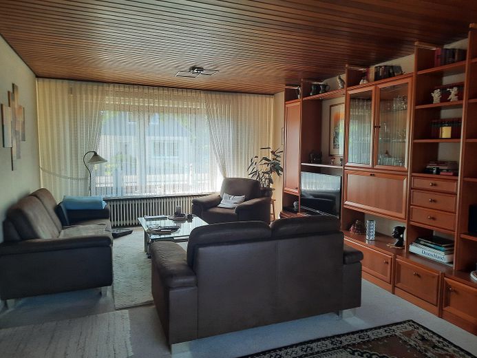 Casa unifamiliare con possibilità di appartamento indipendente/alloggio multigenerazionale su terreno spazioso - senza provvigione – EG Wohnzimmer 1