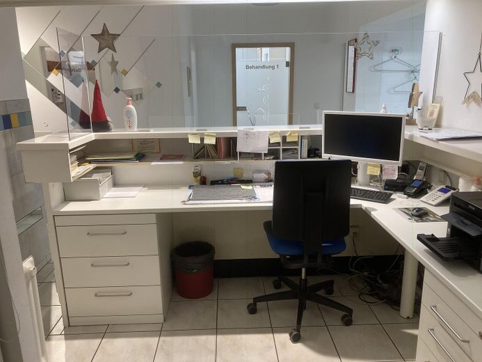 Empfangstheke, Rückseite