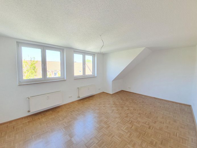 Nicht alltägliche 2,5 Raum Komfortwhg. großer Sonnenbalkon, Bad: Wanne + Dusche, Echtholzparkett – Wohnzimmer großer Raum
