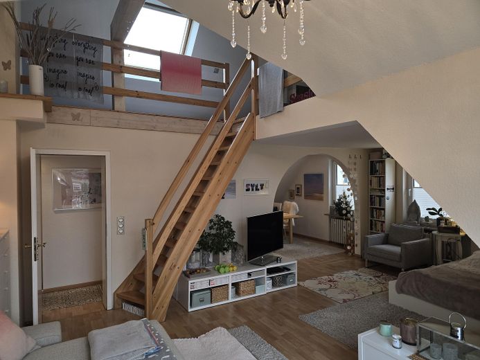 Wohnen und Treppe zum Giebel