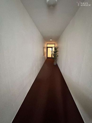 Renovierungsbedürftige Dreizimmerwohnung mit traumhaftem Ausblick – Flur Wohnungen