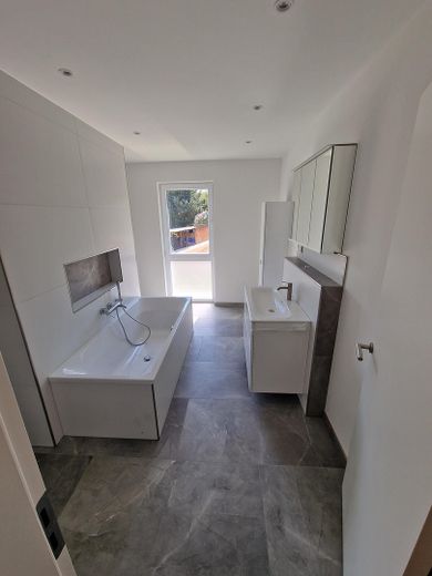 Przestronny dom z 6 pokojami o powierzchni 190 m² | Rodzina, wspólne mieszkanie kilku pokoleń i praca zdalna – Bad OG (Foto Referenzobjekt)